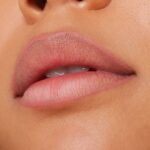 Essence 8H Matte Comfort Lipliner 03 Soft Beige.
