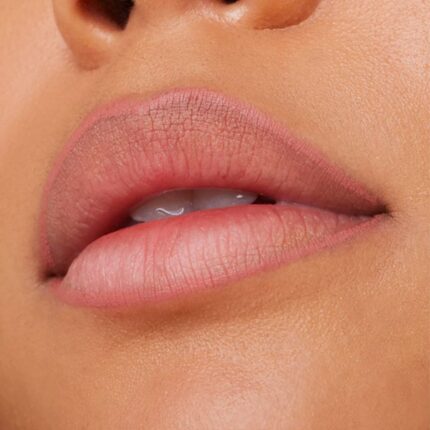 Essence 8H Matte Comfort Lipliner 03 Soft Beige.